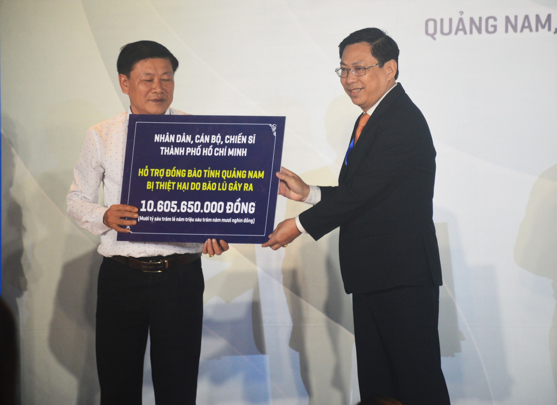 Đại diện lãnh đạo TP.Hồ Chí Minh trao biển tượng trưng số tiền hơn 10,6 tỷ đồng ủng hộ đồng bào Quảng Nam. Ảnh: T.L