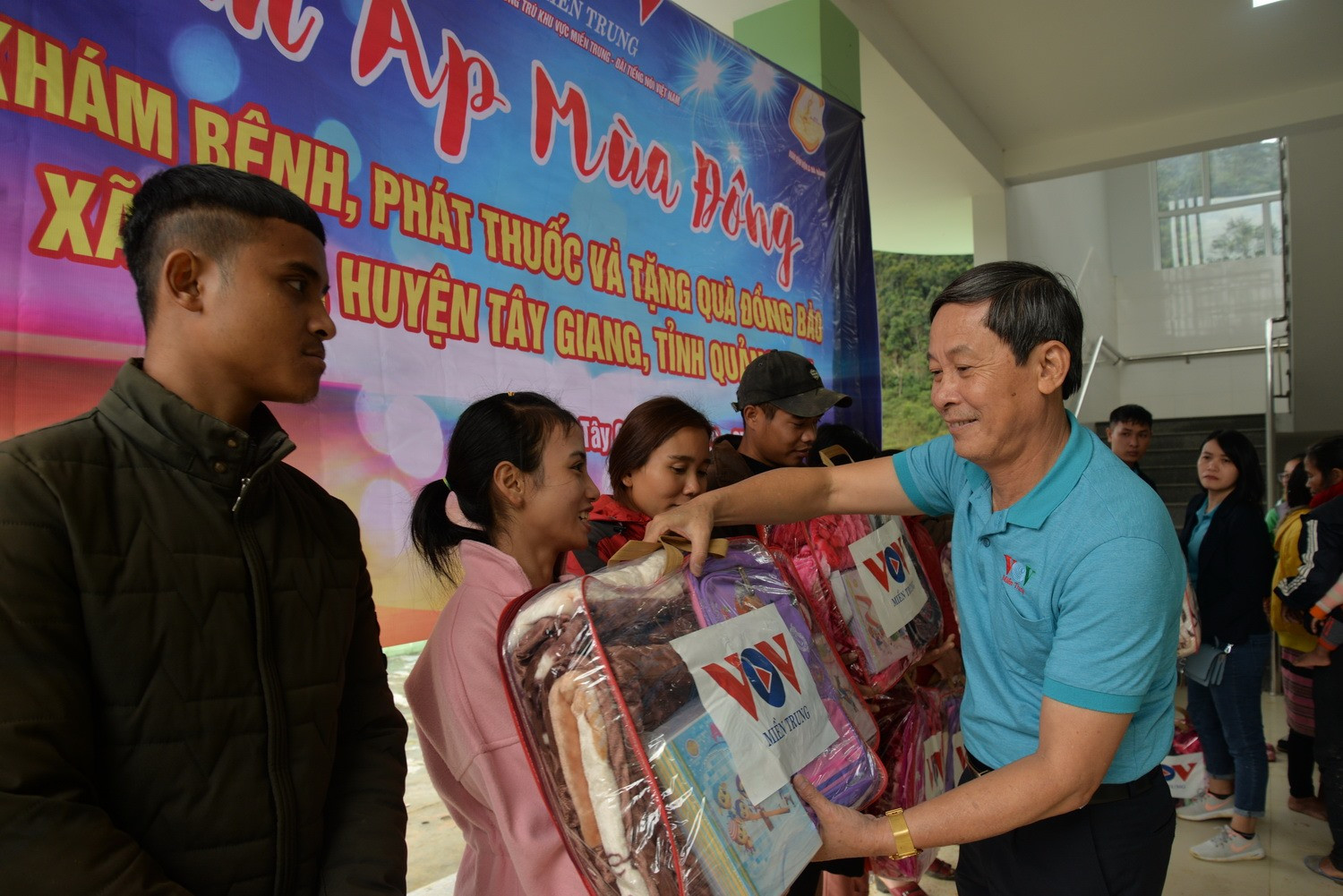 Đại diện Cơ quan Thường trú khu vực miền Trung, Đài Tiếng nói Việt Nam tặng quà cho đồng bào xã A Xan