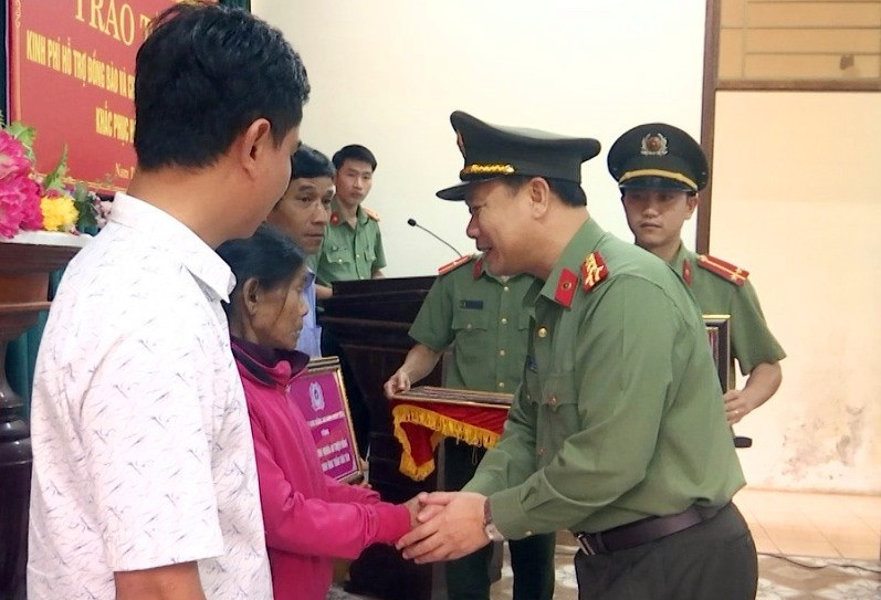 Đại tá, Tiến sĩ Trần Văn Tuấn trao tặng (biểu trưng) nhà tình nghĩa cho 2 hộ dân xã Trà Nam.