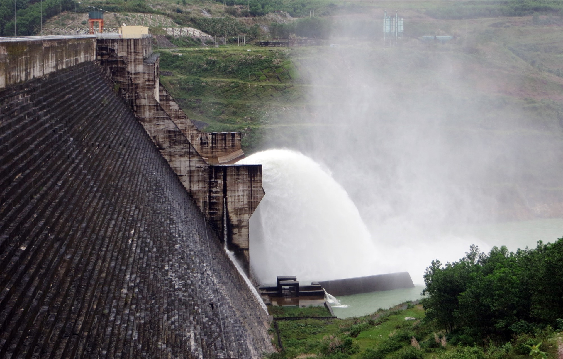Thủy điện Sông Tranh 2 xả nước qua tràn điều tiết hồ chứa đón lũ.