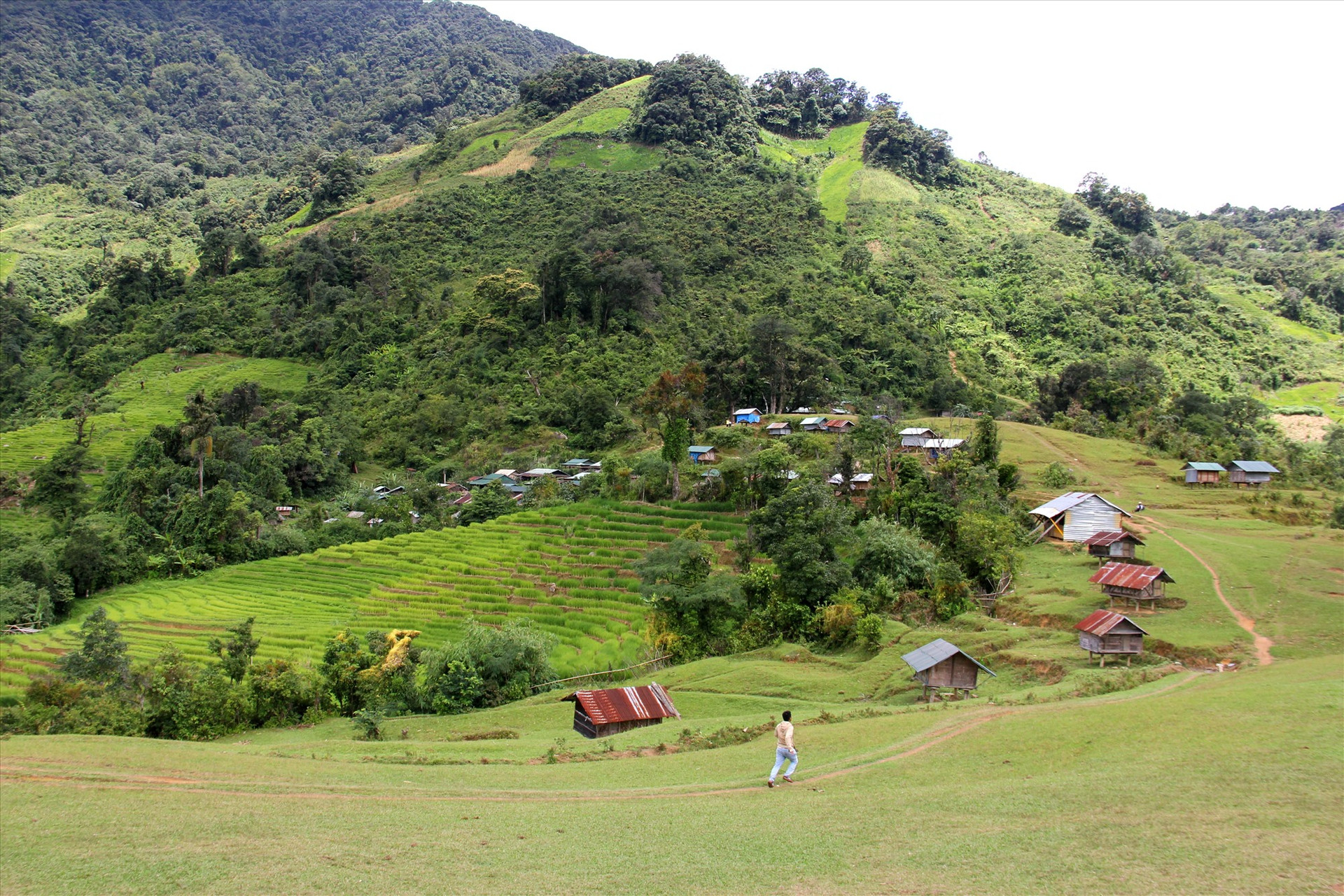 Đồng bào miền núi thường chọn dựng làng ở những nơi phù hợp với phong tục tập quán và thuận lợi cho sinh kế. Ảnh: N.H