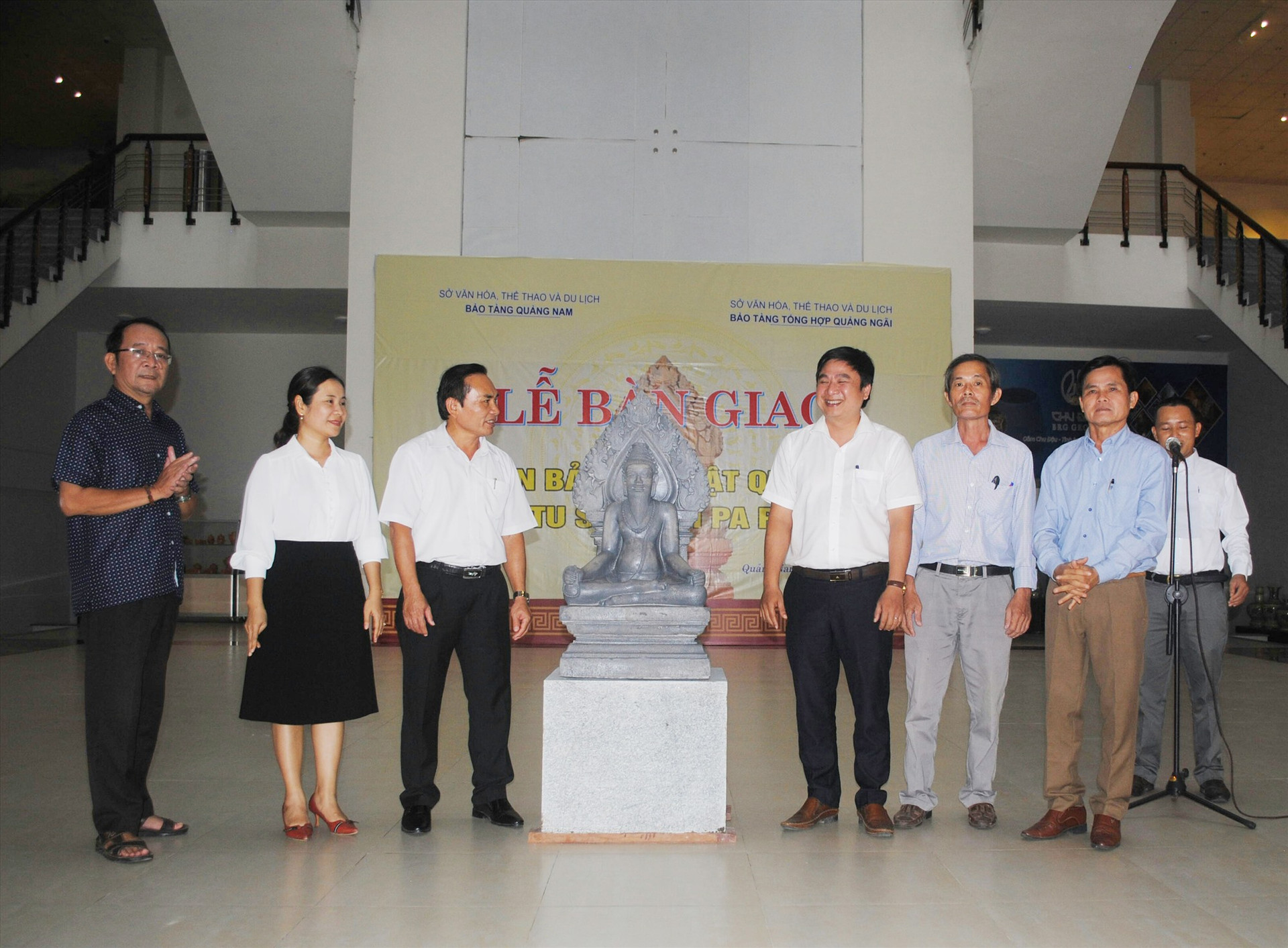 Lễ bàn giao phiên bản tượng Tu sĩ Chămpa Phú Hưng tại Bảo tàng Quảng Nam.