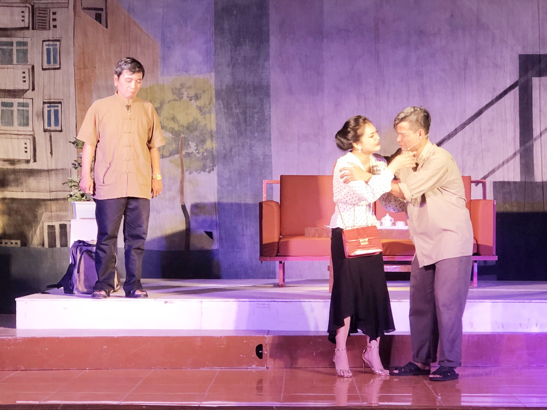 Lần đầu tiên, kịch bản sân khấu của một tác giả không chuyên đã được Đoàn Ca kịch Quảng Nam dàn dựng. Trong ảnh: Một cảnh trong vở kịch ngắn “Hai người cha”. Ảnh: Đ.C.K