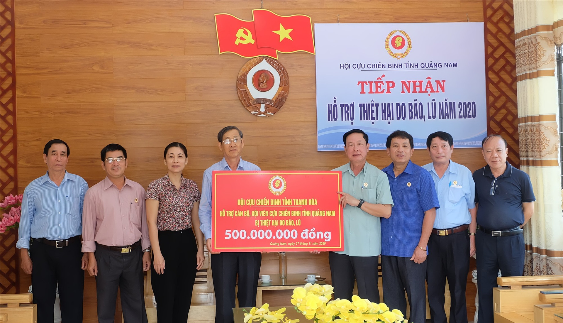 Hội CCB tỉnh Thanh Hóa hỗ trợ 500 triệu đồng cho cán bộ, hội viên CCB tỉnh Quảng Nam khắc phục hậu quả bão lũ. Ảnh: LINH NHAN