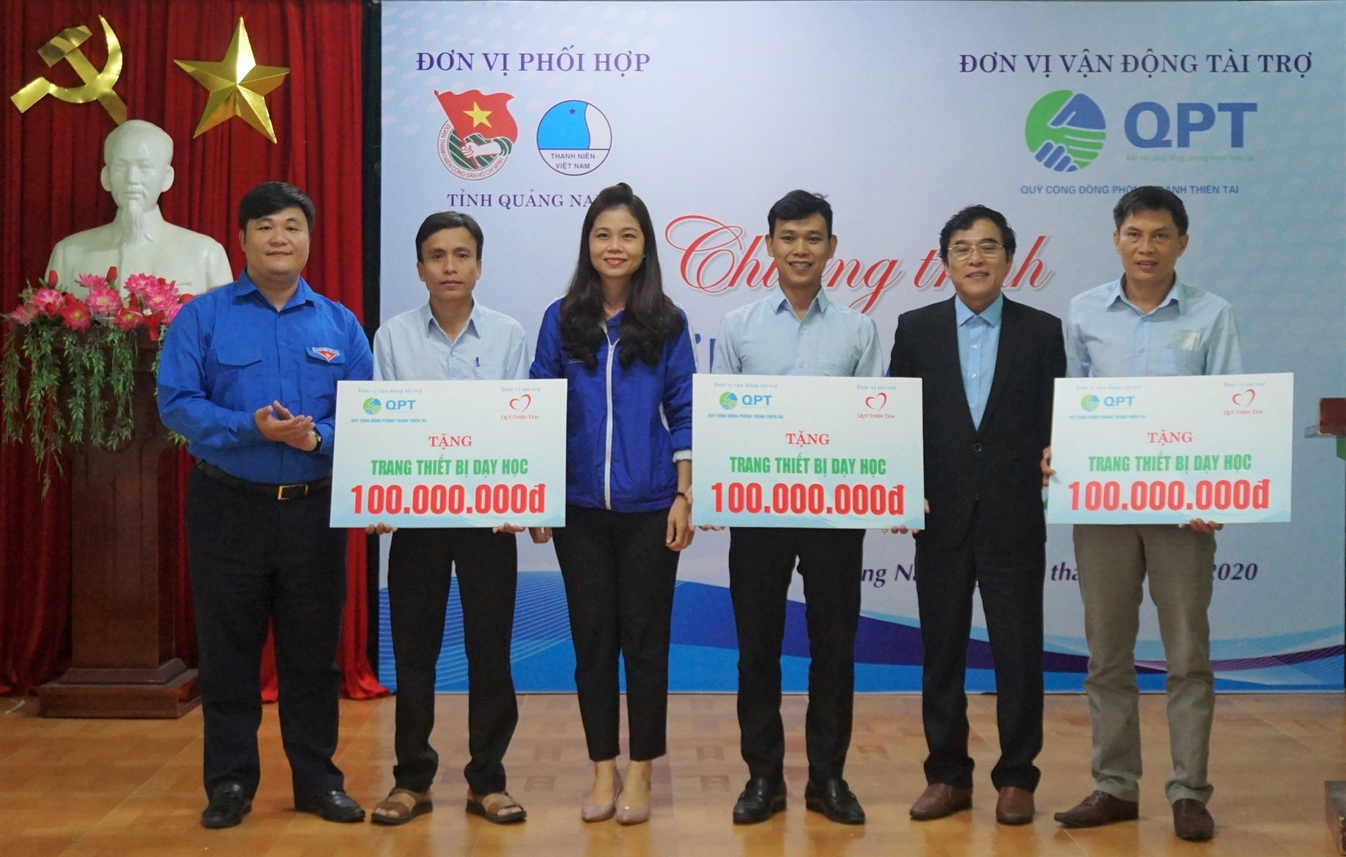 Trao tặng kinh phí mua sắm trang thiết bị dạy học cho 3 trường tại các huyện Đông Giang, Thăng Bình và Bắc Trà My.