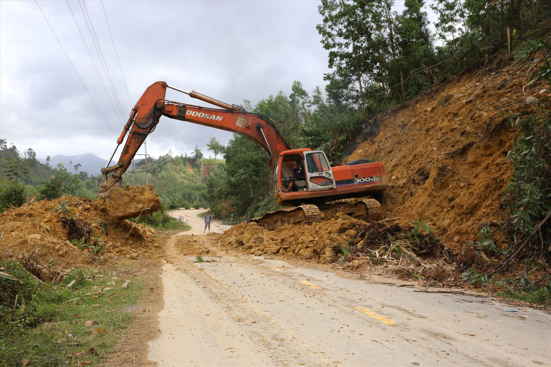 Ngày 25/11, Công ty Cổ phần Xây dựng Giao thông Quảng Nam, đơn vị quản lý quốc lộ 40B, tiếp tục cho phương tiện cơ giới thu dọn đất đá sạt lở xuống đường.
