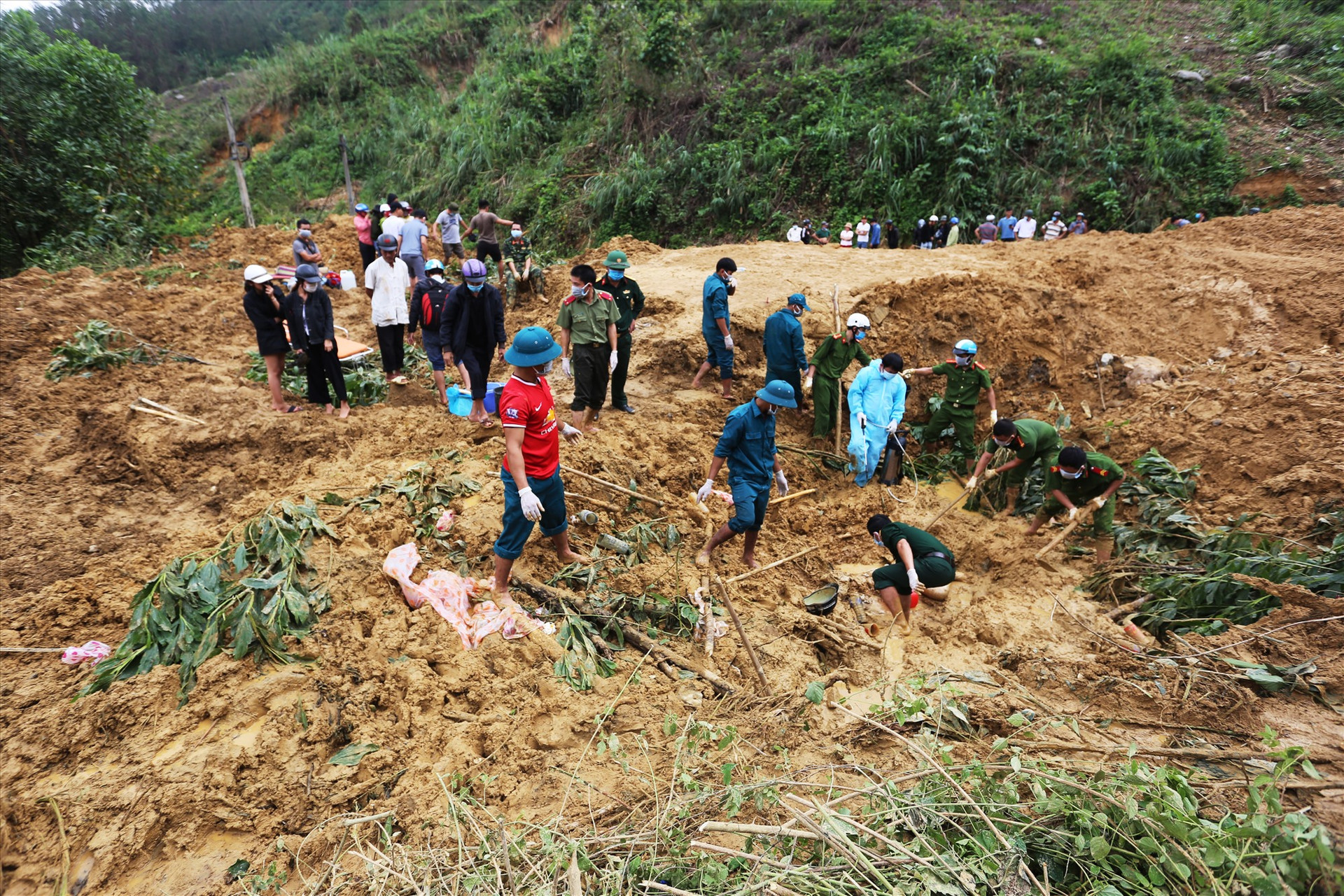 Trước đó chiều 11/11, đoạn qua xã Trà Tân, huyện Bắc Trà My, sạt lở vùi lấp một người. Năm ngày sau, cơ quan chức năng đào bới hơn 60.000 m3 đất đá, tìm thấy thi thể nạn nhân bị vùi lấp 2m, cách vị trí gặp nạn 30 m.