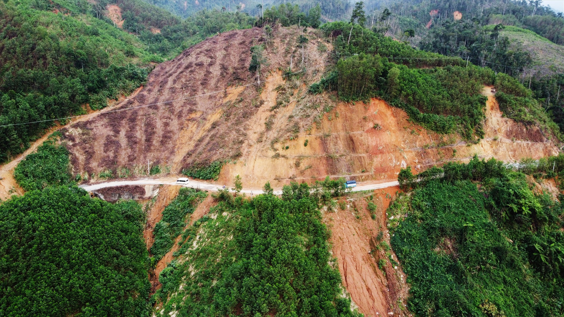 Quốc lộ 40B nối từ đường 1A tại TP Tam Kỳ đi các huyện trung du Phú Ninh, Tiên Phước và huyện miền núi Bắc Trà My, Nam Trà My đến tỉnh Kon Tum, dài 210 km. Trong đó, 70 km từ huyện Bắc Trà My đến hết Nam Trà My đi qua nhiều đồi núi thường xuyên bị sạt lở sau mưa bão.