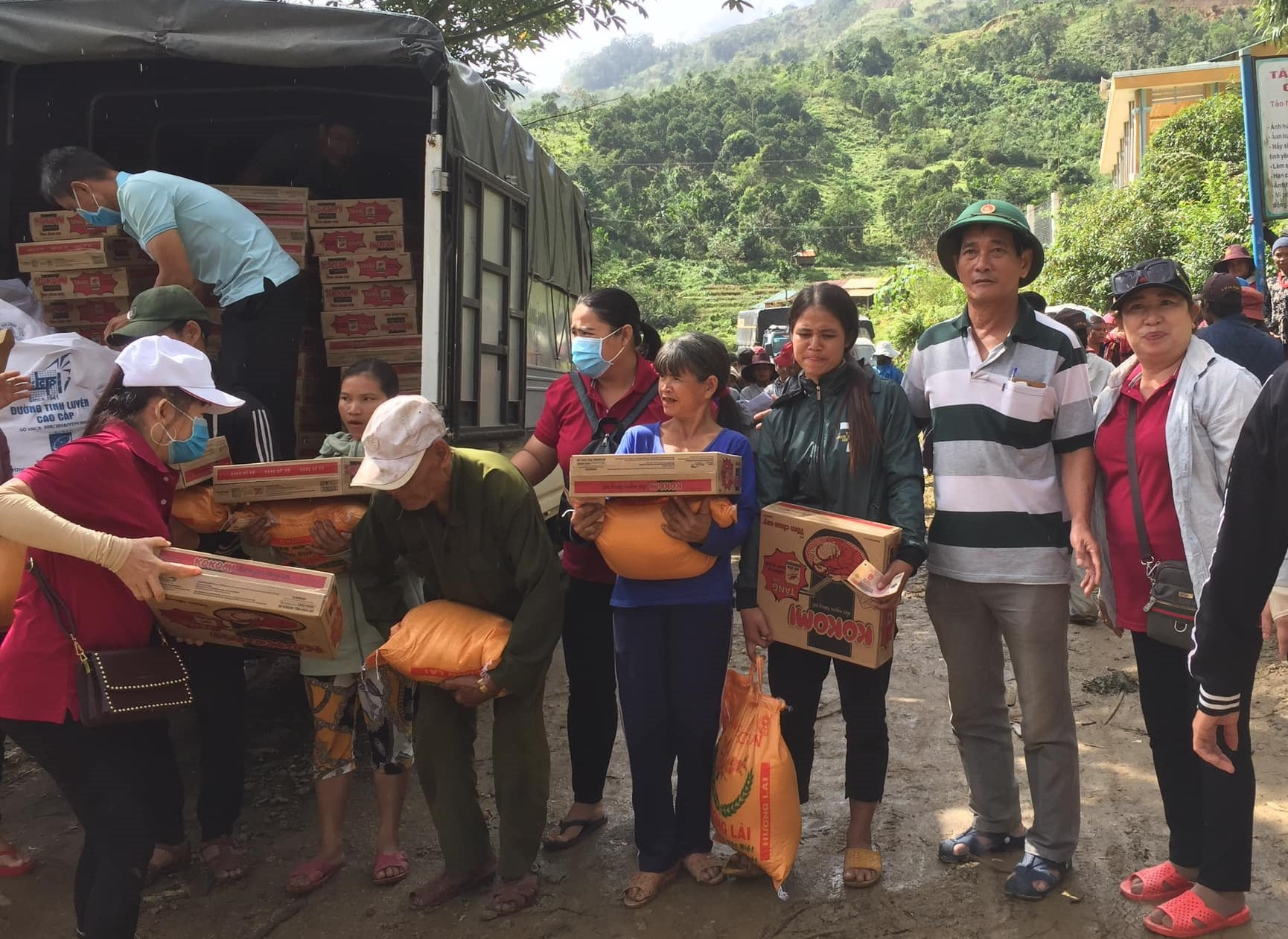 Các đoàn từ thiện tặng quà người dân vùng lũ Quảng Nam. Ảnh: Hồng Phúc