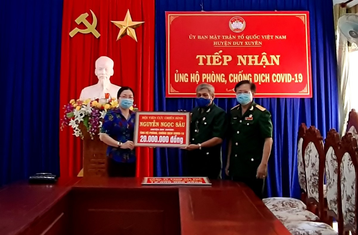 CCB Nguyễn Ngọc Sáu (Nam Phước, Duy Xuyên) góp 20 triệu đồng để chung sức phòng chống dịch Covid-19.    Ảnh: T.L
