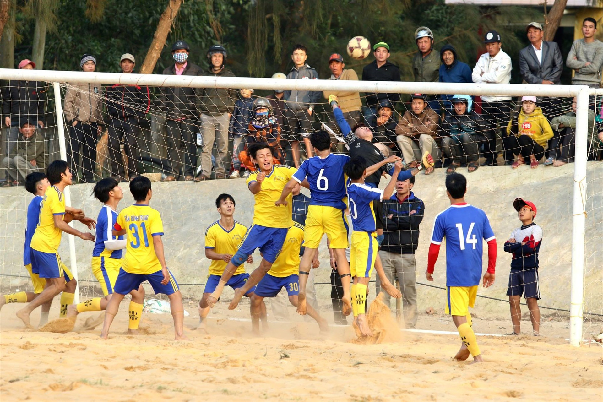Các giải thể thao phong trào trở thành ngày hội ở Núi Thành. TRONG ẢNH: Một trận bóng đá cấp xã ở Núi Thành. Ảnh: N.T