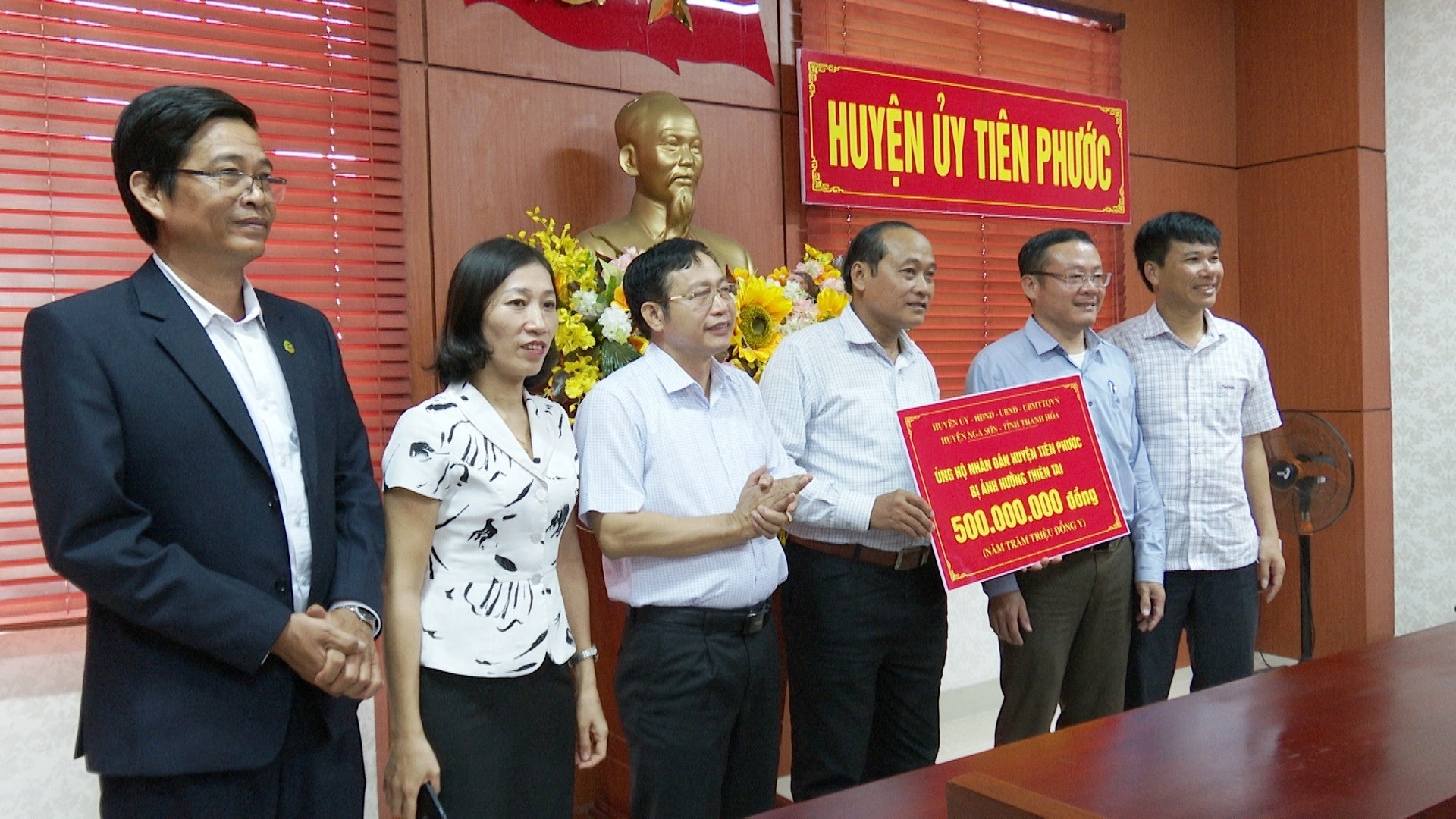 Lãnh đạo huyện Nga Sơn (Thanh Hóa) hỗ trợ 500 triệu đồng để huyện Tiên Phước khắc phục hậu quả bão lụt.