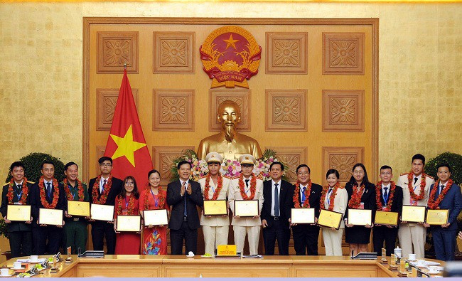 Nguyễn Thị Minh Phượng (thứ 6 từ bên trái) nhận giải thưởng “Cán bộ, công chức, viên chức trẻ, giỏi” toàn quốc lần thứ VII-2020 tại Hà Nội. Ảnh: CTV