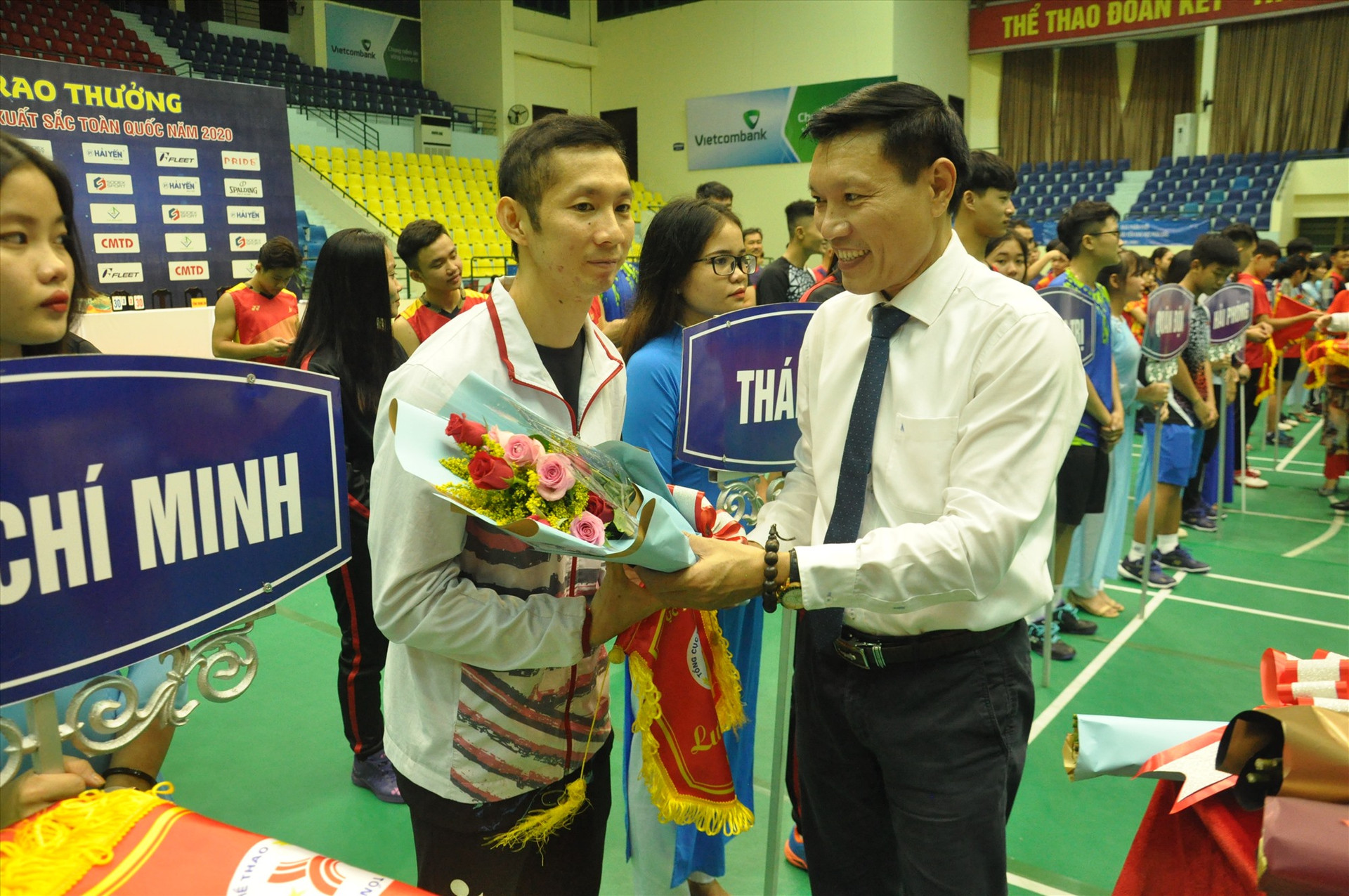 Phó vụ trưởng Vụ thể thao thành tích cao Vũ Thái Hồng tặng hoa động viên tay vợt Nguyễn Tiến Minh. Ảnh: T.V