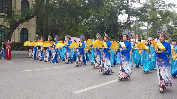 Ao Dai has established itself as a cultural symbol connected with the image of Vietnamese women. (Photo: VNA)