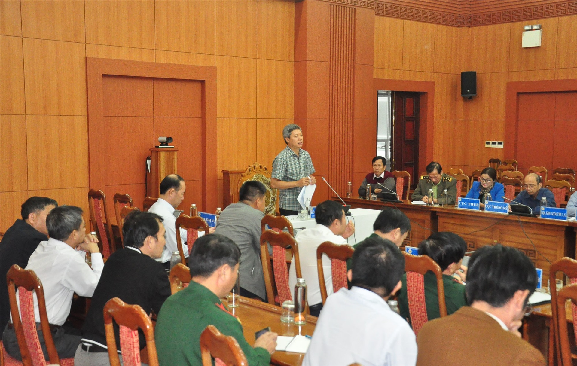 Phó Chủ tịch UBND tỉnh Hồ Quang Bửu phát biểu tại cuộc họp. Ảnh: VINH ANH