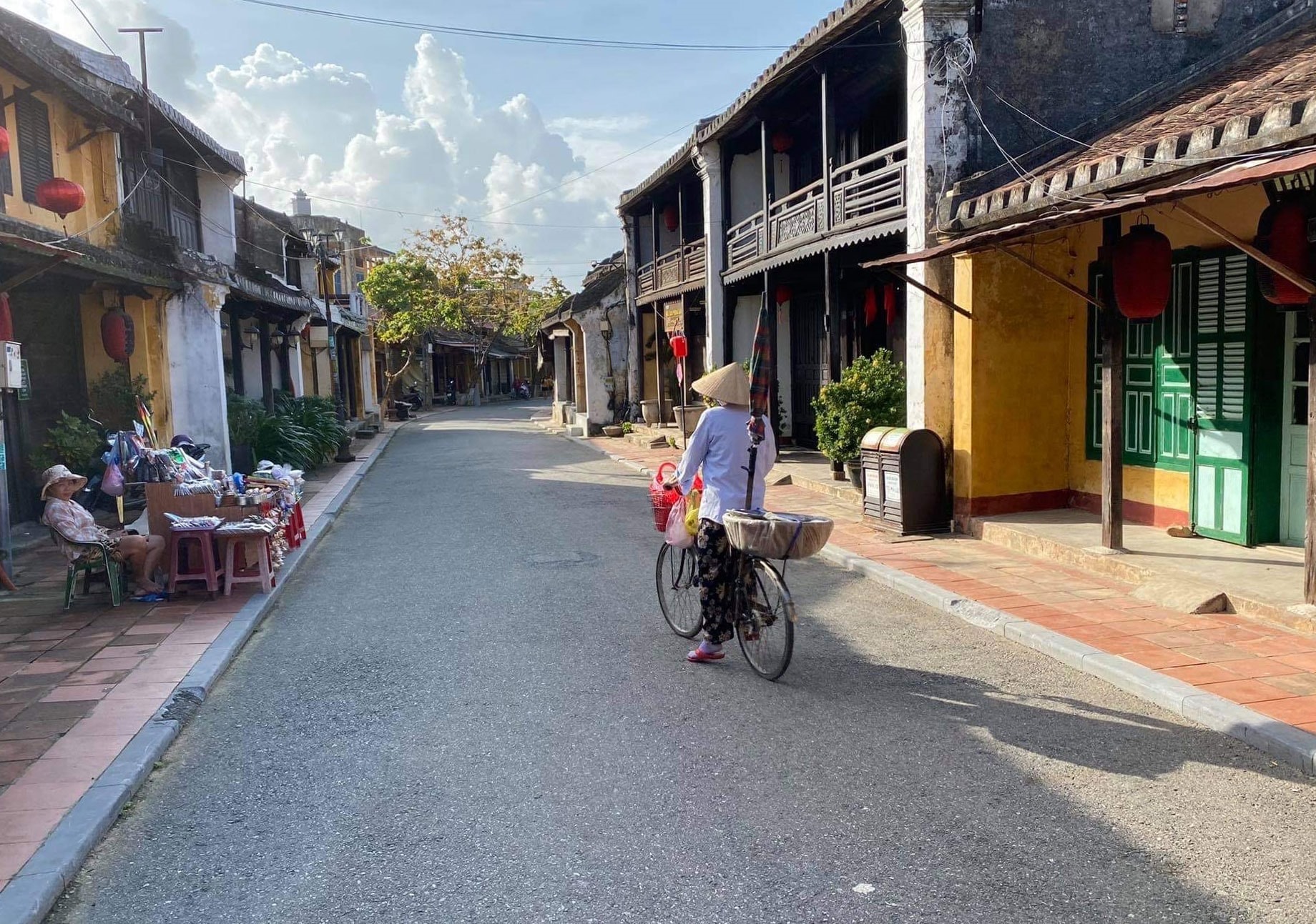 Hoi An used to be very popular with foreigners and domestic visitors. However, since the 2nd Covid-19 outbreak and severe impacts of natural disasters, Hoi An has received fewer visitors.