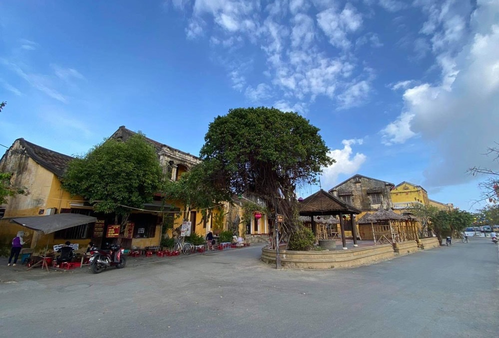 At this time, Hoi An has a strange beauty. It is quieter and more peaceful.