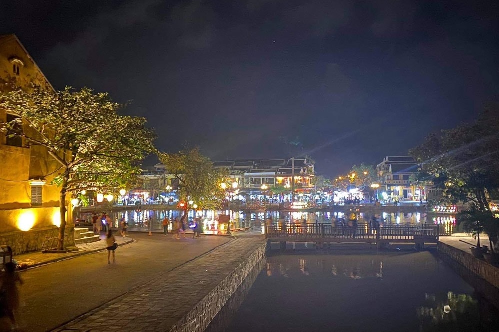 However, along the Hoai river, the boats for flower garlands and coloured lanterns still light up, which makes a romantic and attractive space in Hoi An at night.