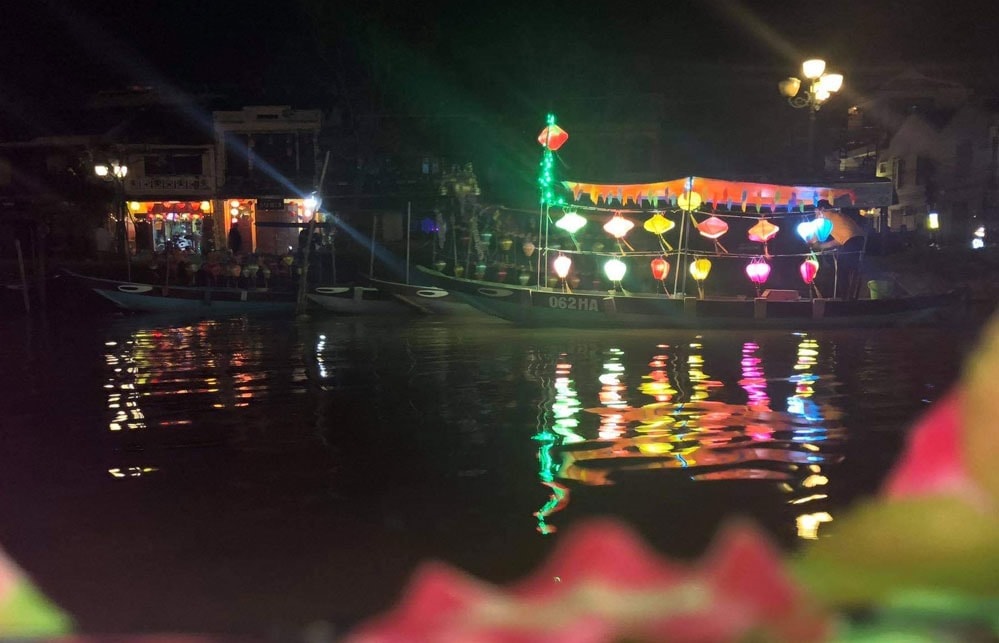 Besides, night markets still operate and become the busiest places in Hoi An.