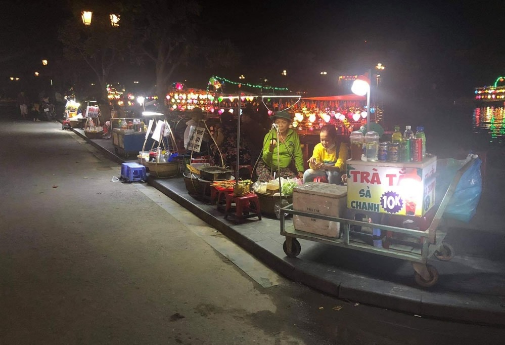 The locals and visitors gather at night markets to enjoy Hoi An specialties or buy some souvenir.