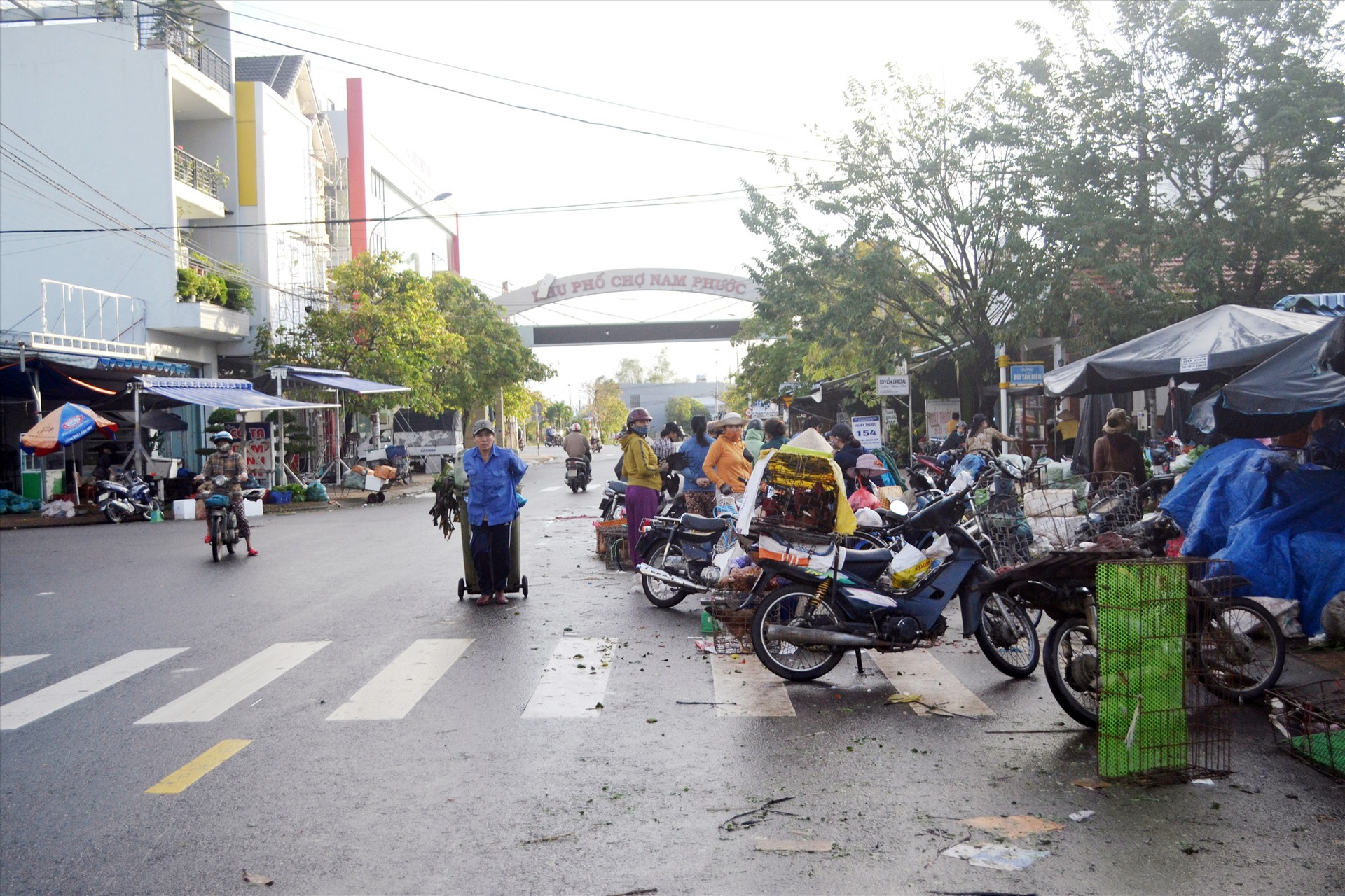 Đường Tôn Đức Thắng trong khu phố chợ Nam Phước bị lấn chiếm thành nơi mua bán hàng hóa. Ảnh: S.C