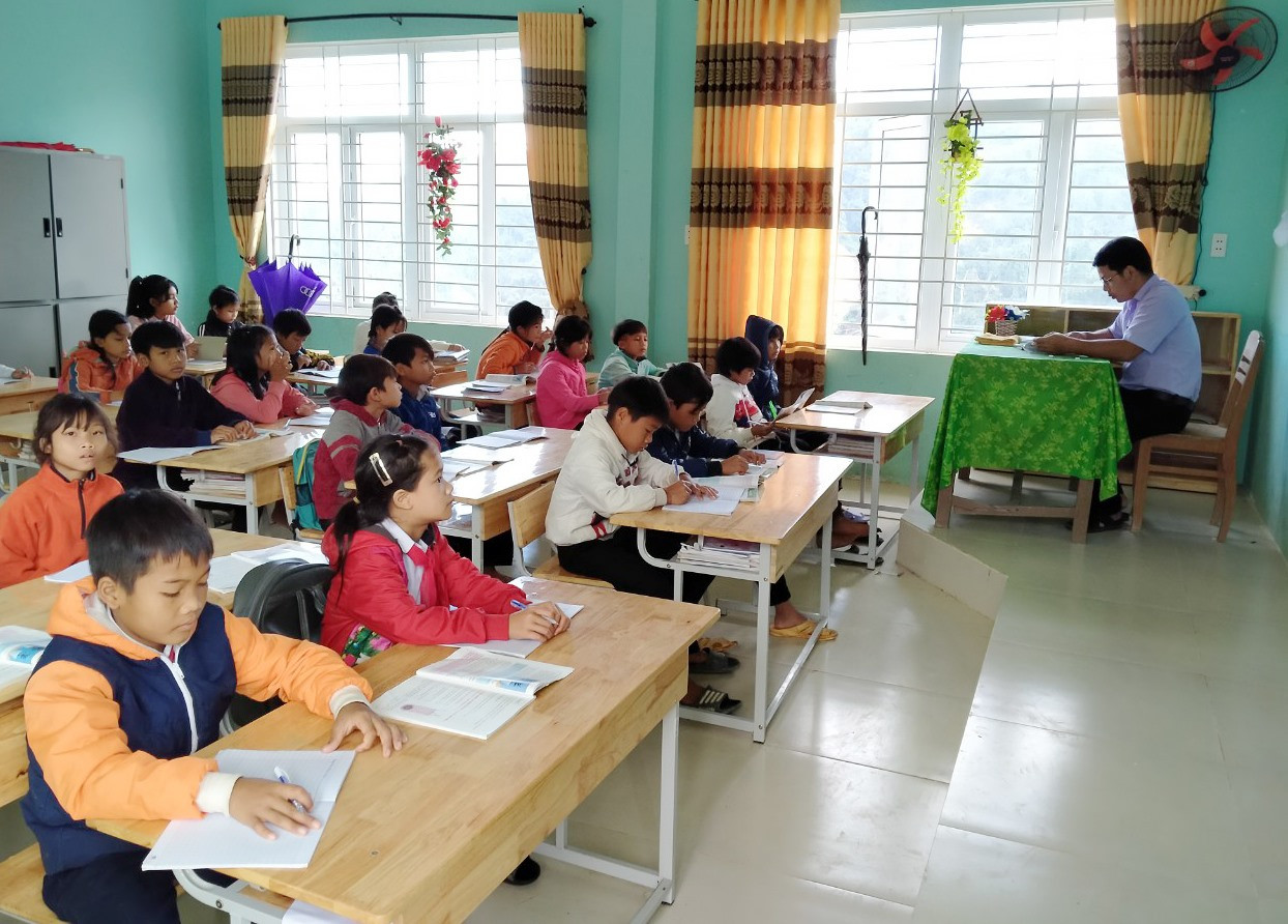Học sinh vùng cao Phước Lộc ra lớp sau gần 1 tháng nghỉ học do mưa lũ và sạt lở. Ảnh: HOÀI AN