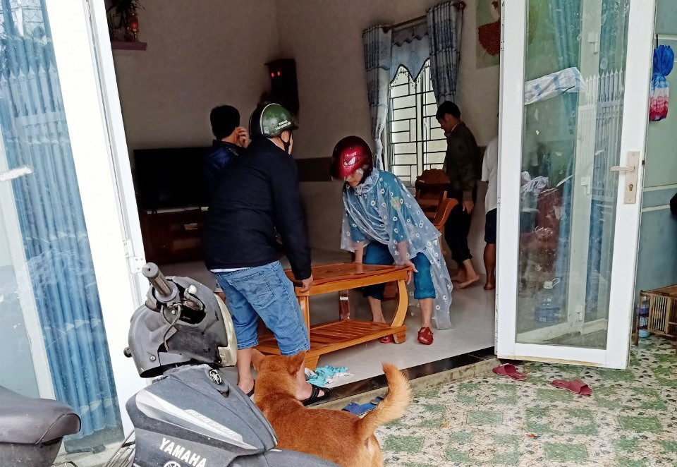 Lực lượng chức năng hỗ trợ di dời tài sản 1 hộ dân bị sạt lở núi, sập nhà tại Đàn Nước thị trấn Trà My.