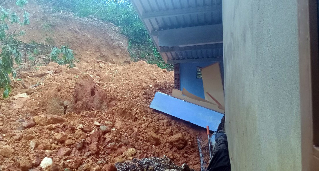 Nhà bà Nguyễn Thị Diệu, thôn Dương Trung xã Trà Dương bị đất sạt, làm sập tường nhà dưới.