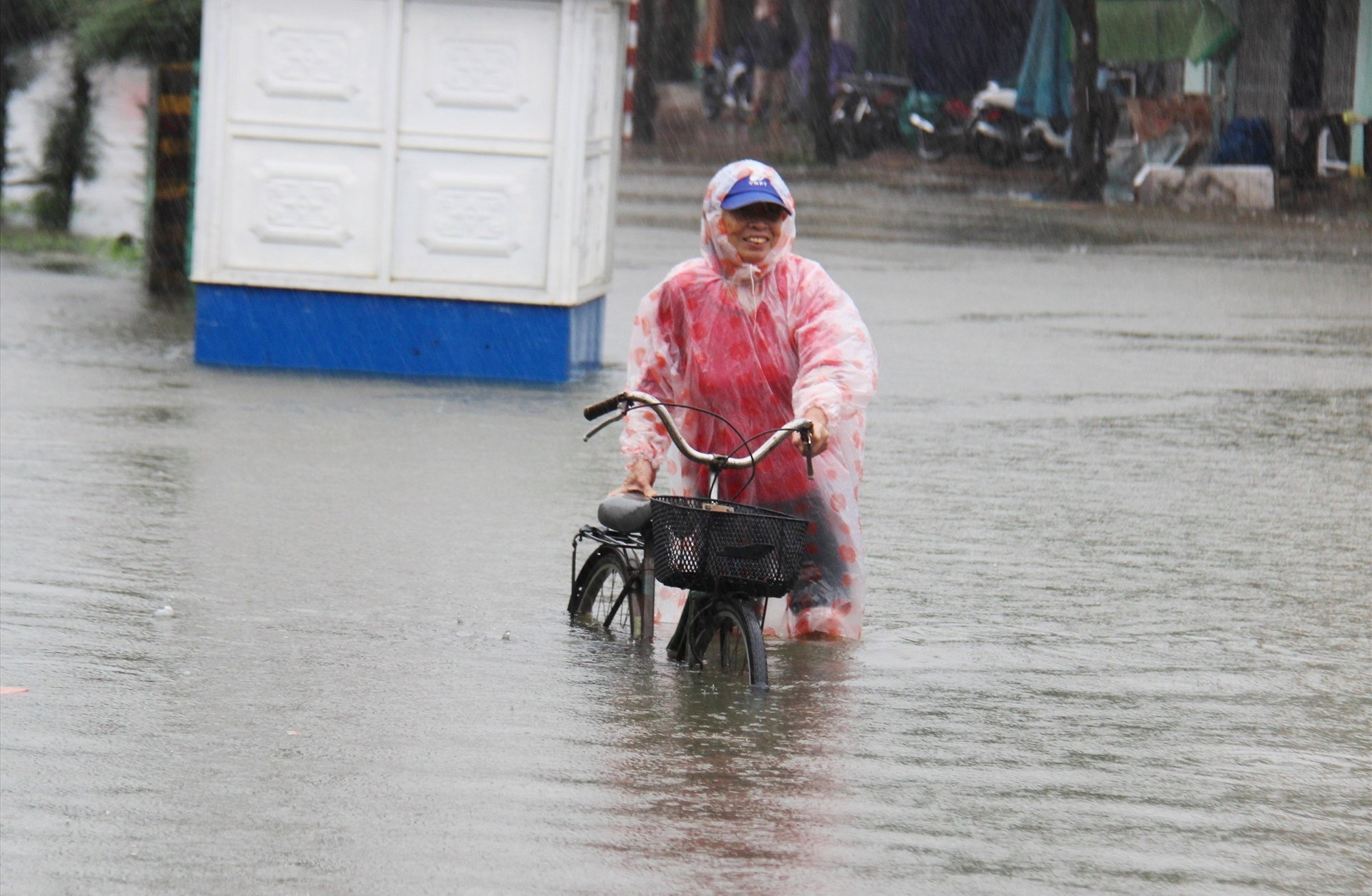 Tuyến đường Phan Đình Phùng,TP Tam Kỳ đoạn qua chợ Tam Kỳ ngập sâu. Ảnh: HOÀI AN
