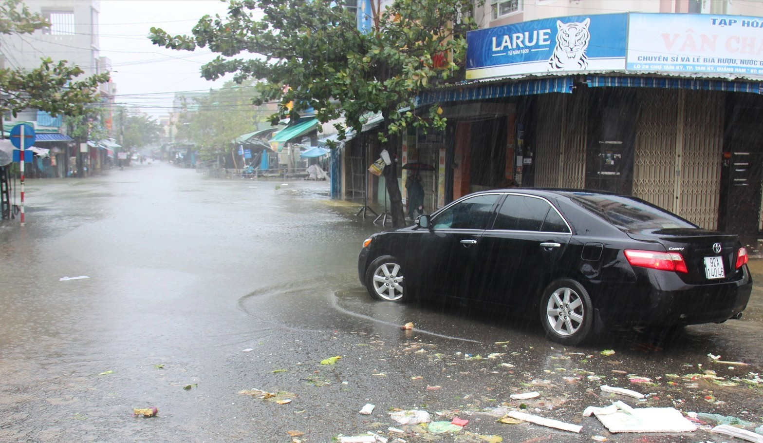 Xe ô tô quay đầu khi đi qua khu vực đường Phan Đình Phùng bị ngập nước. Ảnh: HOÀI AN