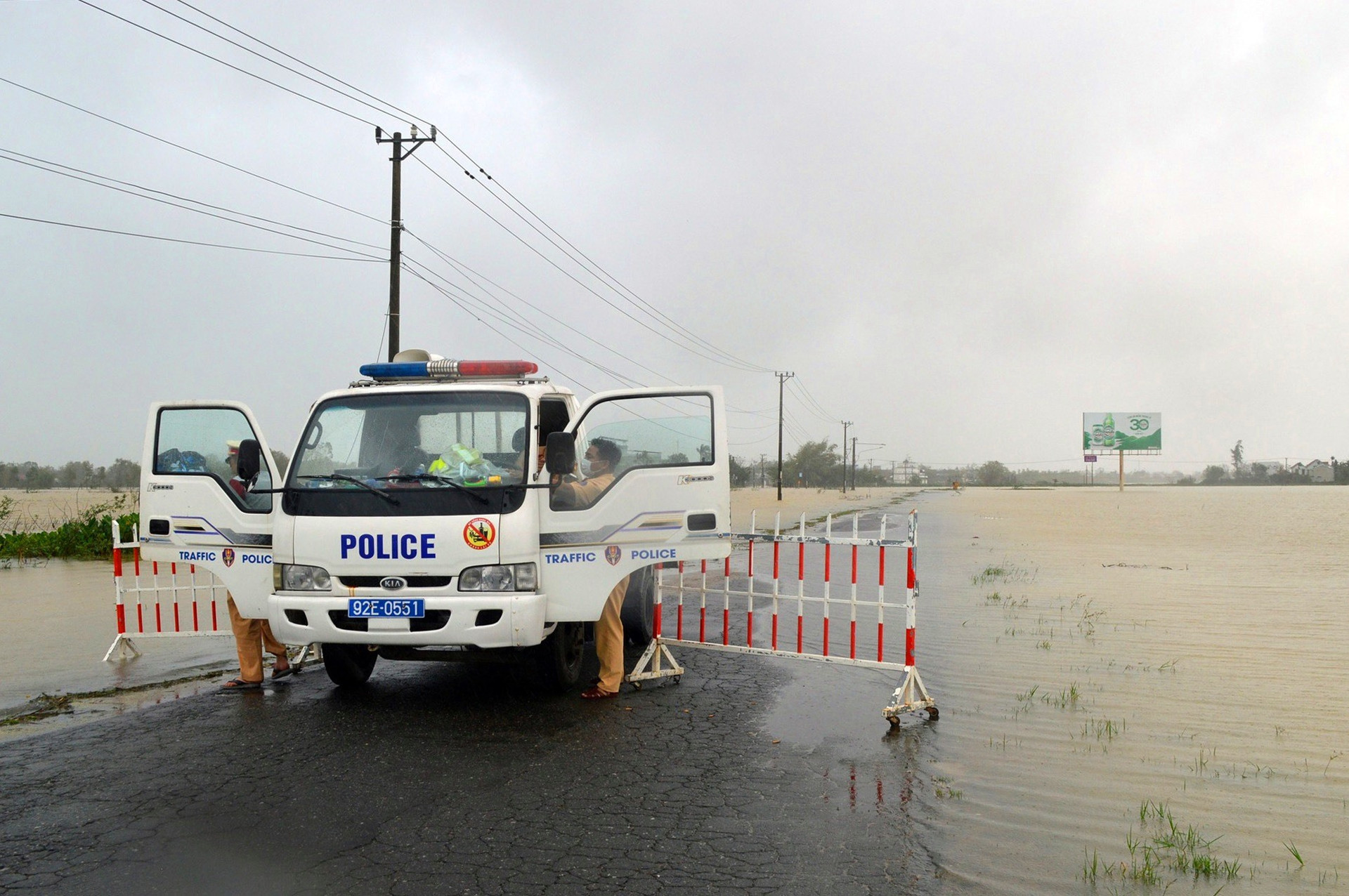 Cảnh sát giao thông gác trên đường ĐT 608 ngăn người dân và phương tiện từ Điện Bàn xuống Hội An.