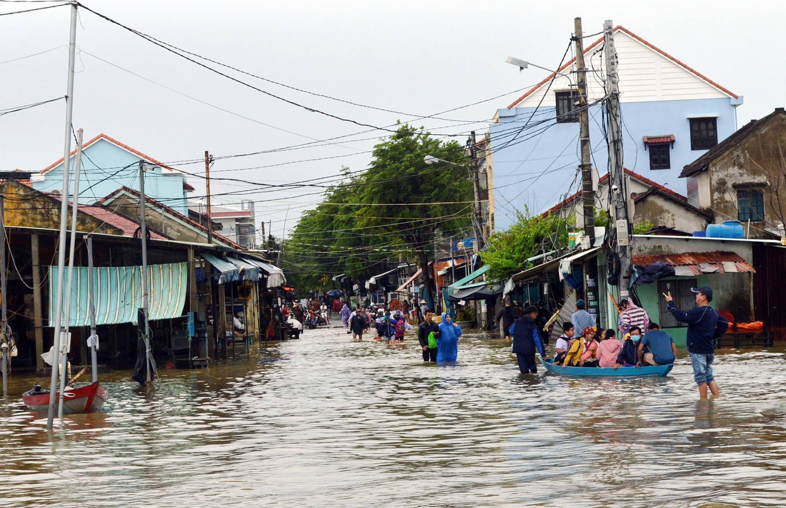 Đường vô làng gốm Thanh Hà bị ngập nặng.