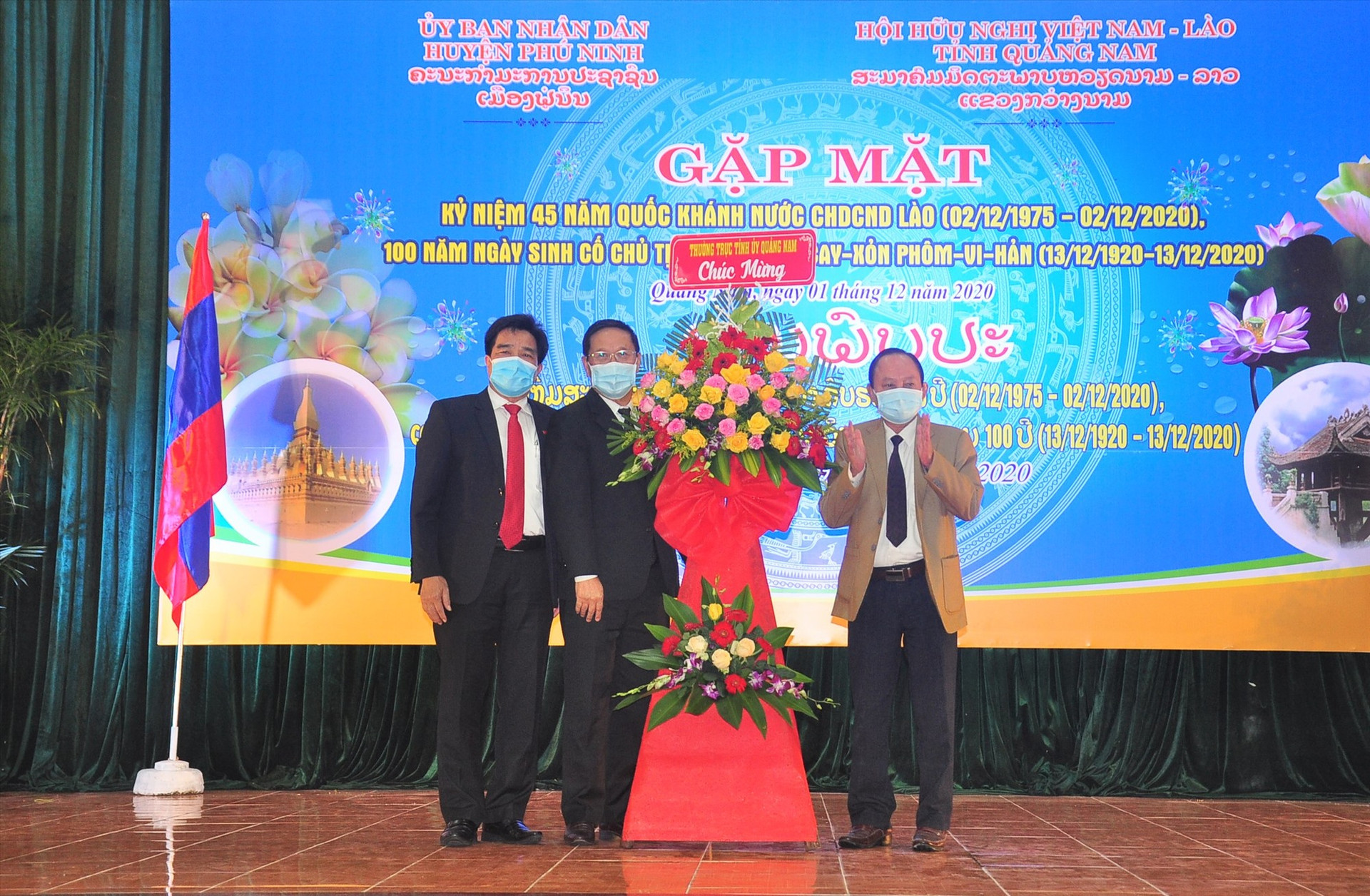 Lãnh đạo tỉnh và huyện Phú Ninh tặng lẵng hoa chúc mừng đến