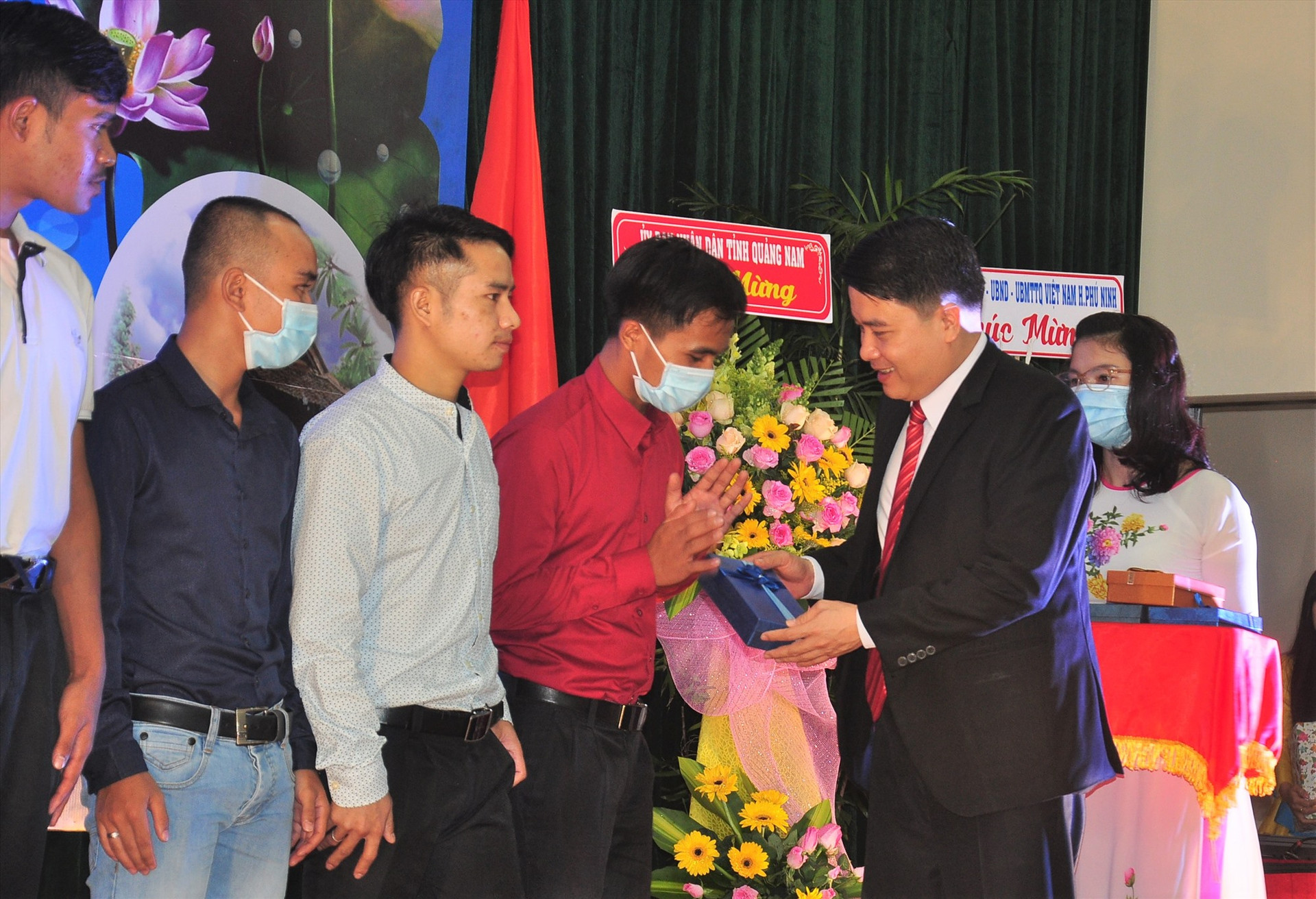 Phó Chủ tịch UBND tỉnh Trần Văn Tân tặng quà cho sinh viên Lào. Ảnh: V.A
