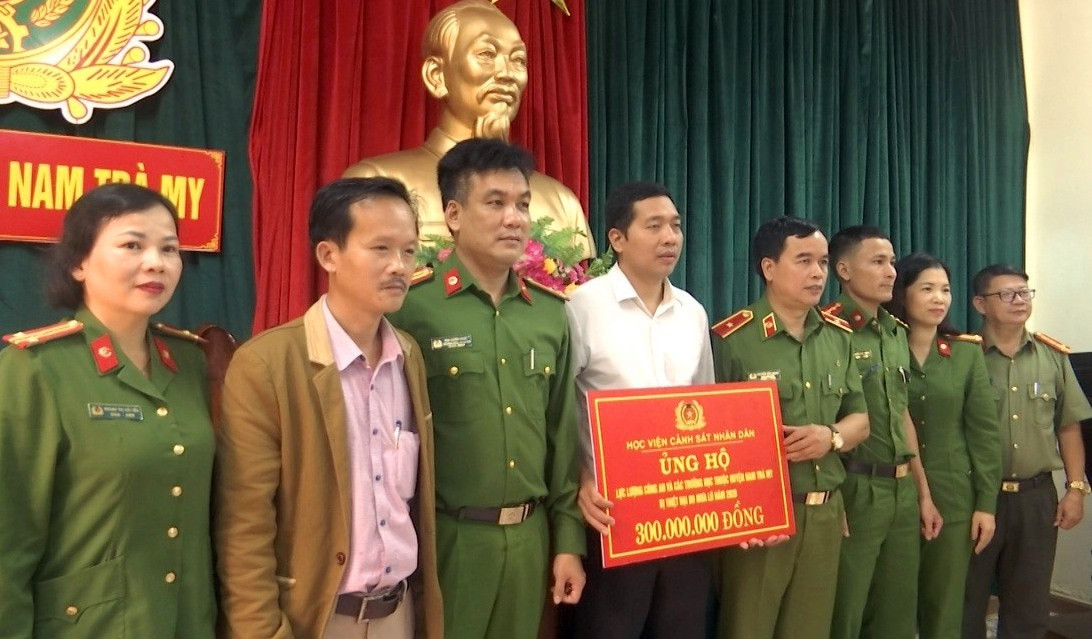 Học viện Cảnh sát nhân dân ủng hộ các đơn vị tại Nam Trà My khắc phục hậu quả thiên tai. Ảnh: VĂN THỌ