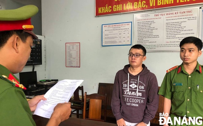 Công an Đà Nẵng đọc lệnh bắt giam 1 đối tượng vi phạm về trật tự xã hội. Ảnh: NGỌC PHÚ