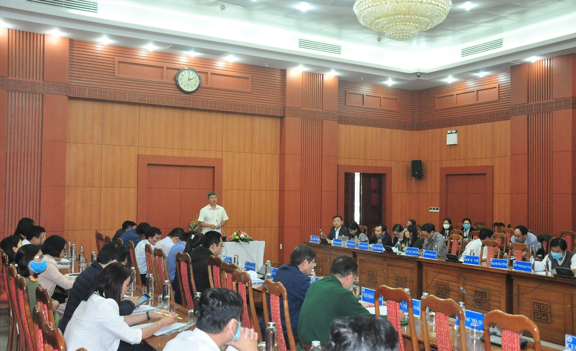 Phó Chủ tịch UBND tỉnh Hồ Quang Bửu phát biểu tại hội nghị. Ảnh: VINH ANH