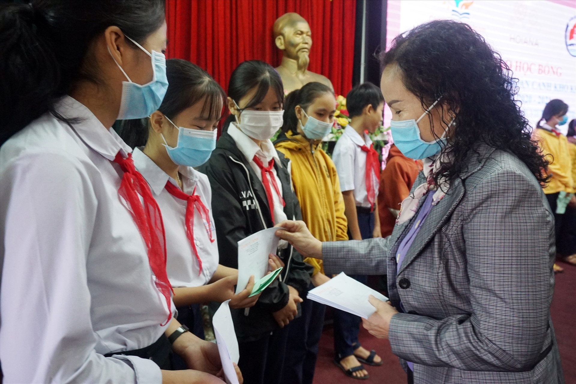 Đại diện Tổ chức Trẻ em Việt Nam trao học bổng cho các em học sinh Thăng Bình.