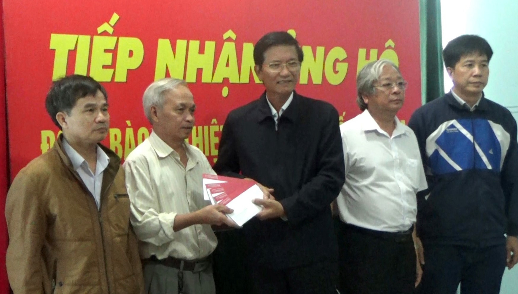 Ủy ban MTTQVN huyện Nam Trà My tiếp nhận ủng hộ.