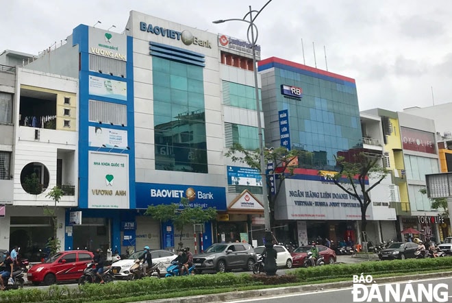 Thúc đẩy hình thành cơ sở hạ tầng phục vụ cho các tổ chức tài chính là bước đầu để thu hút các công ty tài chính tới Đà Nẵng.  Trong ảnh: Tuyến đường Nguyễn Văn Linh được xem là “phố tài chính” của Đà Nẵng vì tập trung nhiều tổ chức tín dụng. Ảnh: MAI QUẾ