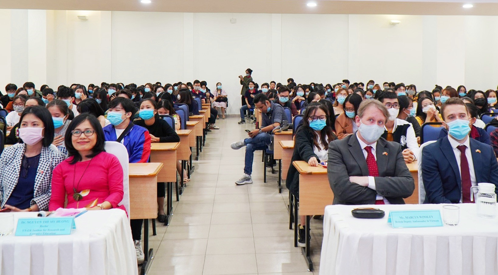 Các đại biểu và HS-SV Đà Nẵng tham gia mạn đàm “Hành trình giáo dục và công nghệ Vương quốc Anh” tại VNUK. Ảnh: QUẾ LÂM