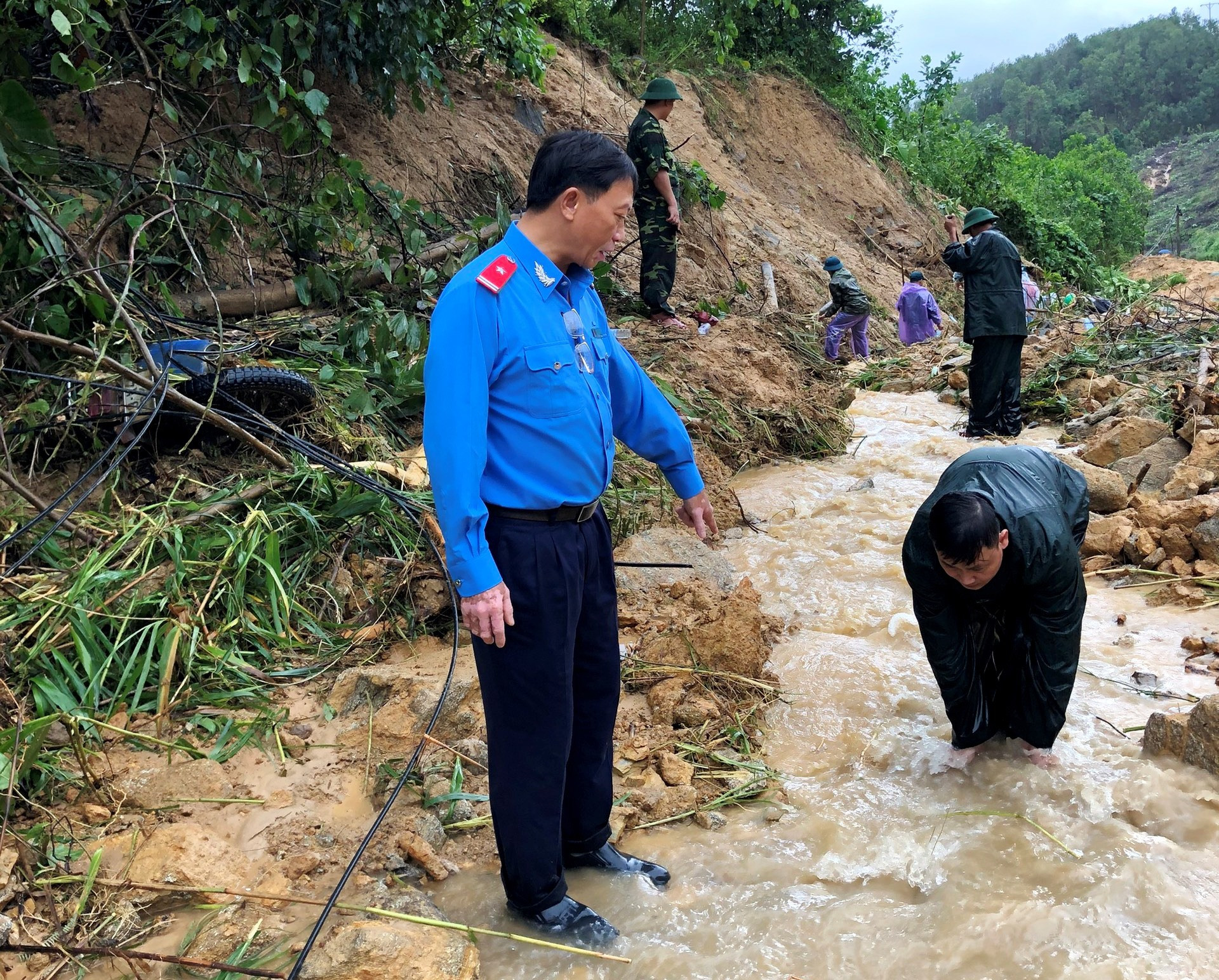 Thanh tra Sở GTVT kiểm tra việc khắc phục sạt lở đảm bảo lưu thông trên quốc lộ 40B. Ảnh: CÔNG TÚ