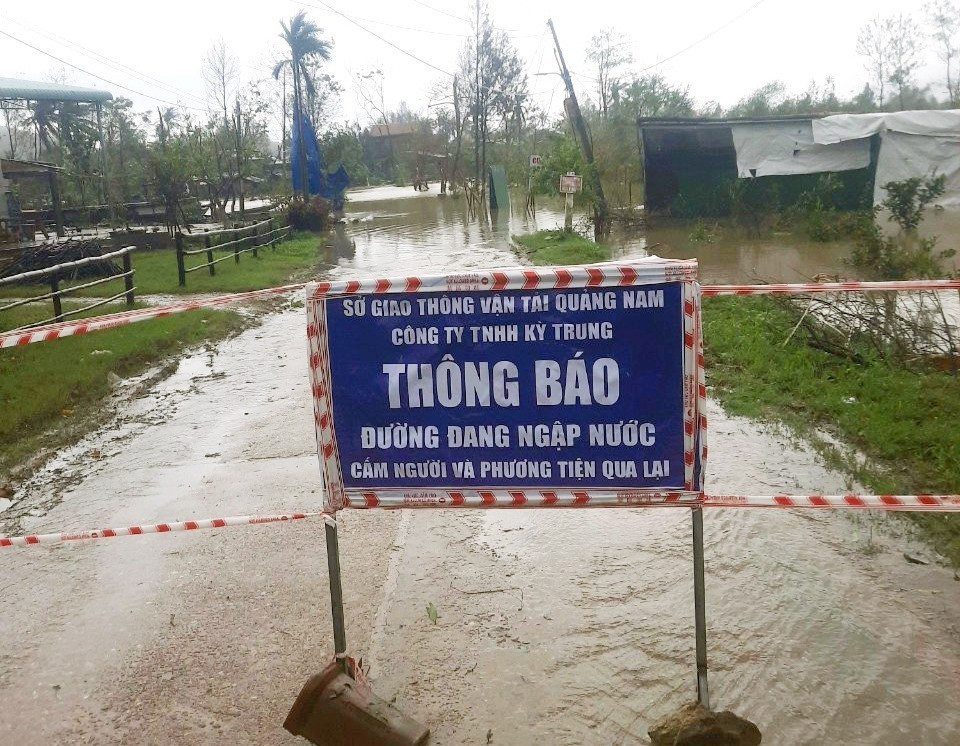 Đơn vị quản lý đường rào chắn, cảnh báo nguy hiểm điểm ngập sâu trên quốc lộ 14H, đoạn qua Nông Sơn. Ảnh: K.K