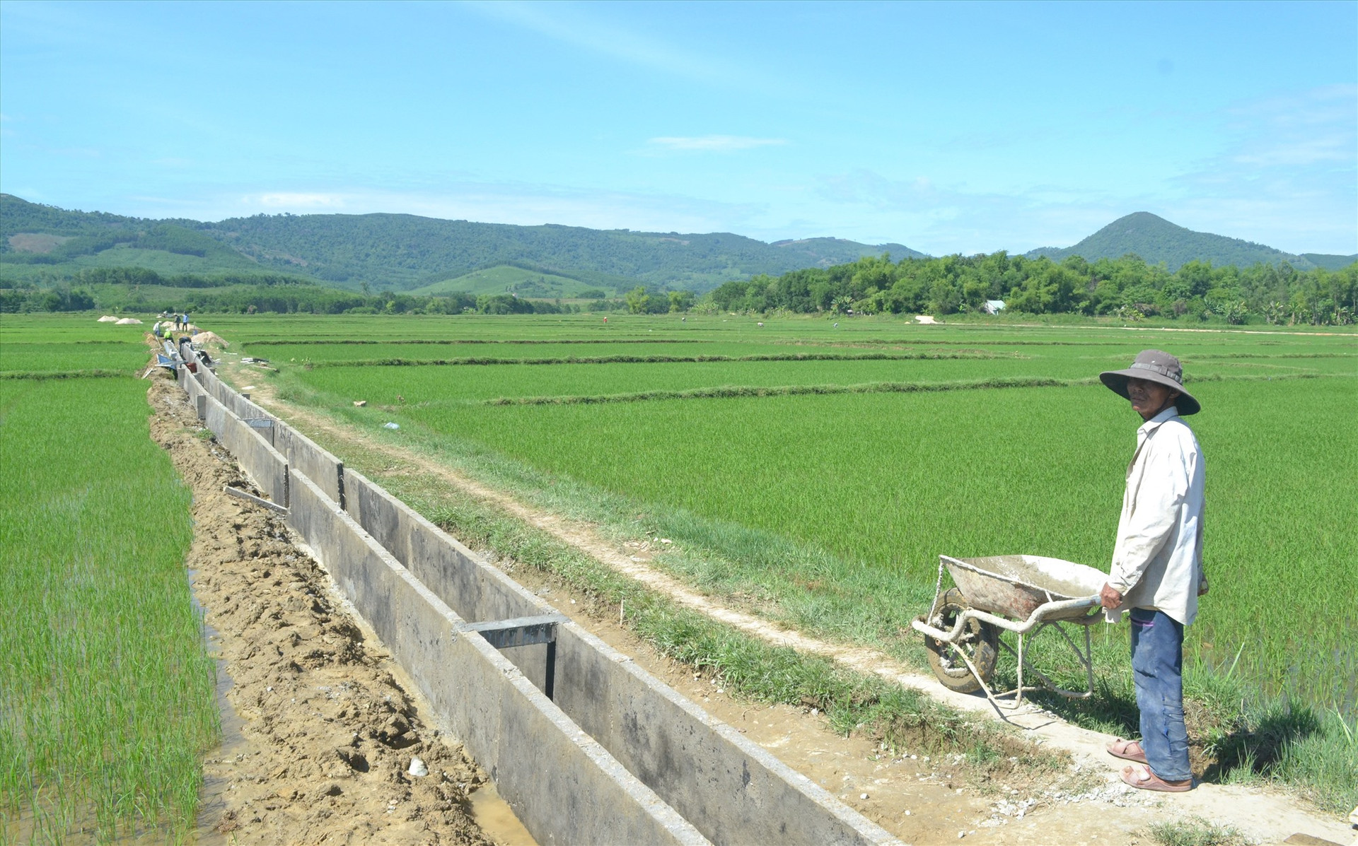 Nông dân xã Bình Phú tham gia xây dựng kênh mương nội đồng để thuận lợi cho sản xuất. Ảnh: VIỆT NGUYỄN