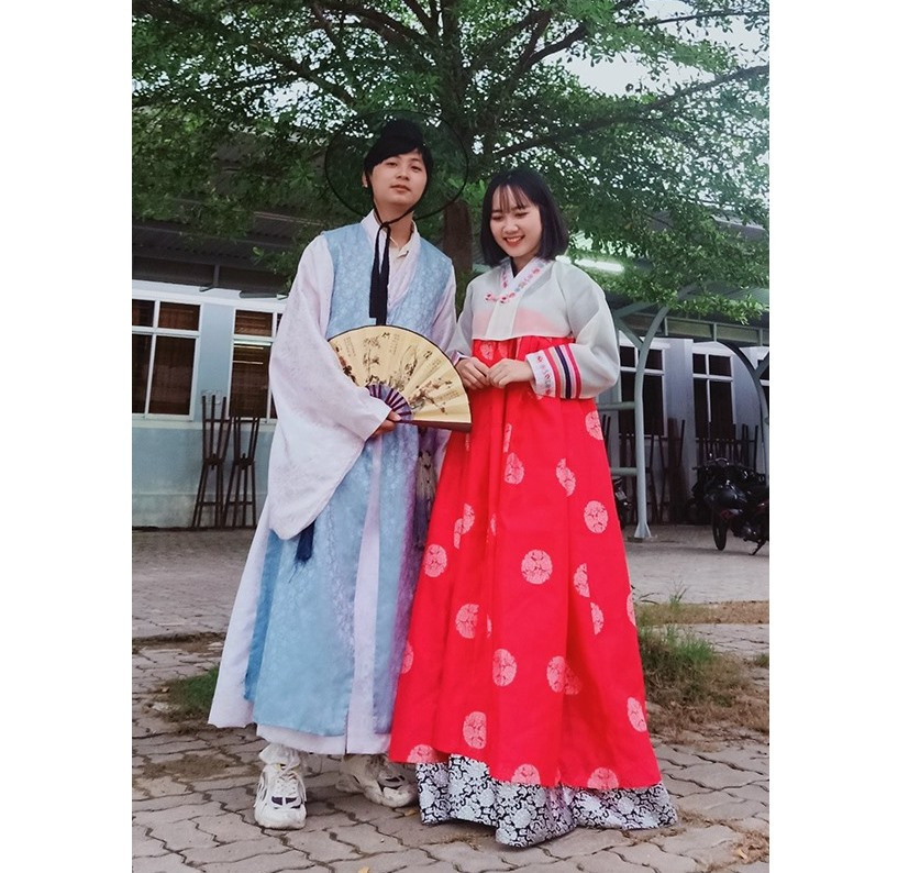 Hai sinh viên Nguyễn Trọng Phụng và Đinh Gia Hân trong trang phục truyền thống Hàn Quốc. Ảnh NTB