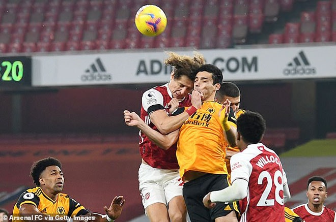 David Luiz (trái) va chạm mạnh khiến Raul Jimenez (phải) nứt sọ não. Ảnh: Getty Images