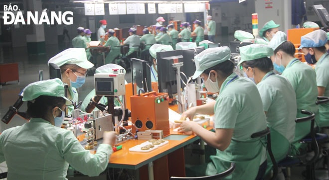 Công nhân làm việc tại Công ty TNHH Điện tử Foster (Khu Công nghiệp Hòa Cầm). Ảnh: K.NINH