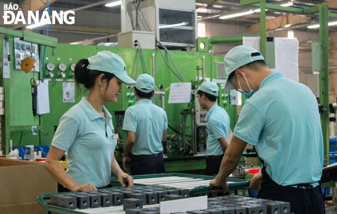 Công nhân làm việc tại Công ty TNHH Tokyo Keiki Precision Technology (Khu Công nghệ cao). Ảnh: K.NINH