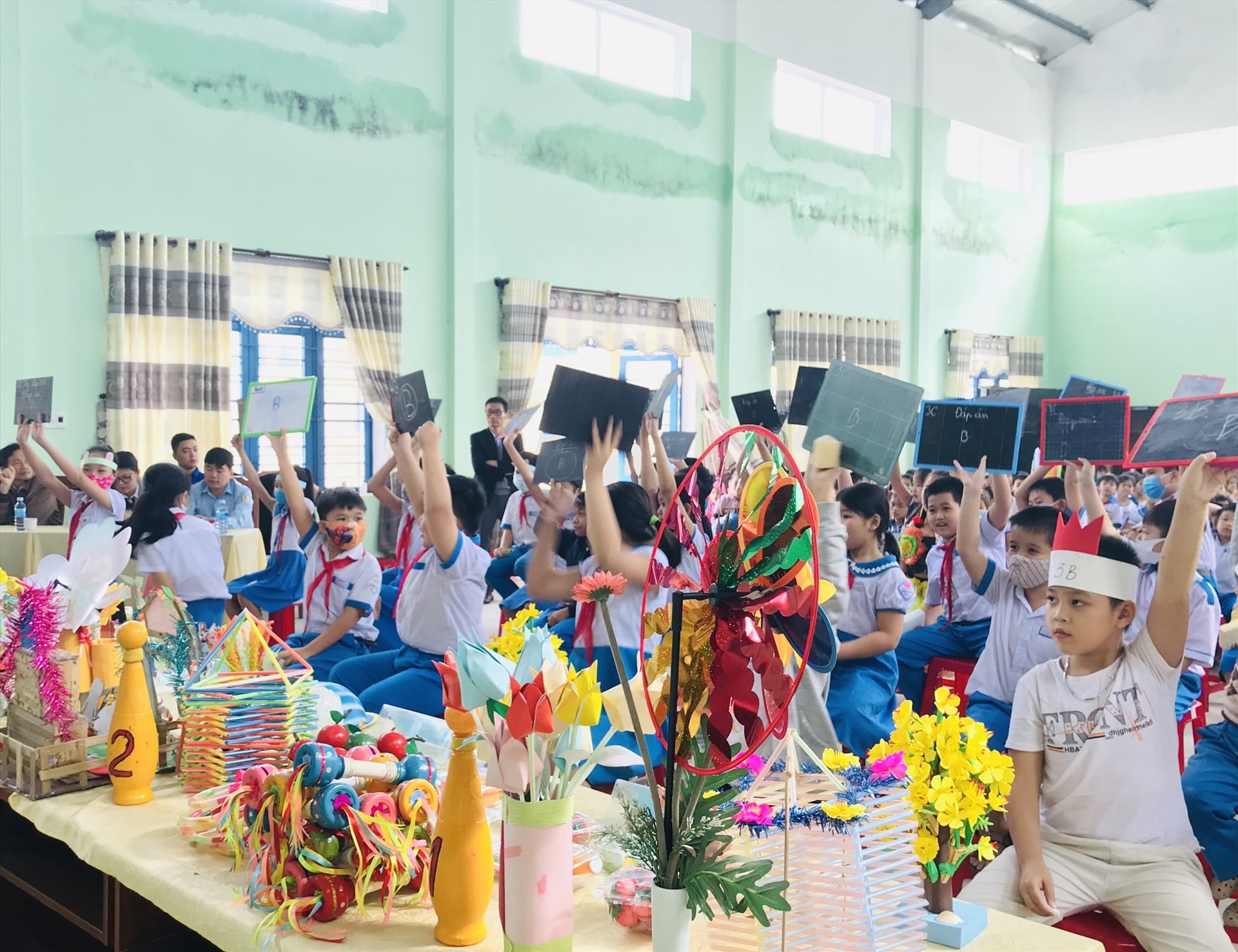 Học sinh tham gia chương trình rung chuông vàng với nội dung liên quan bảo vệ môi trường và nguồn nước. Ảnh: C.N